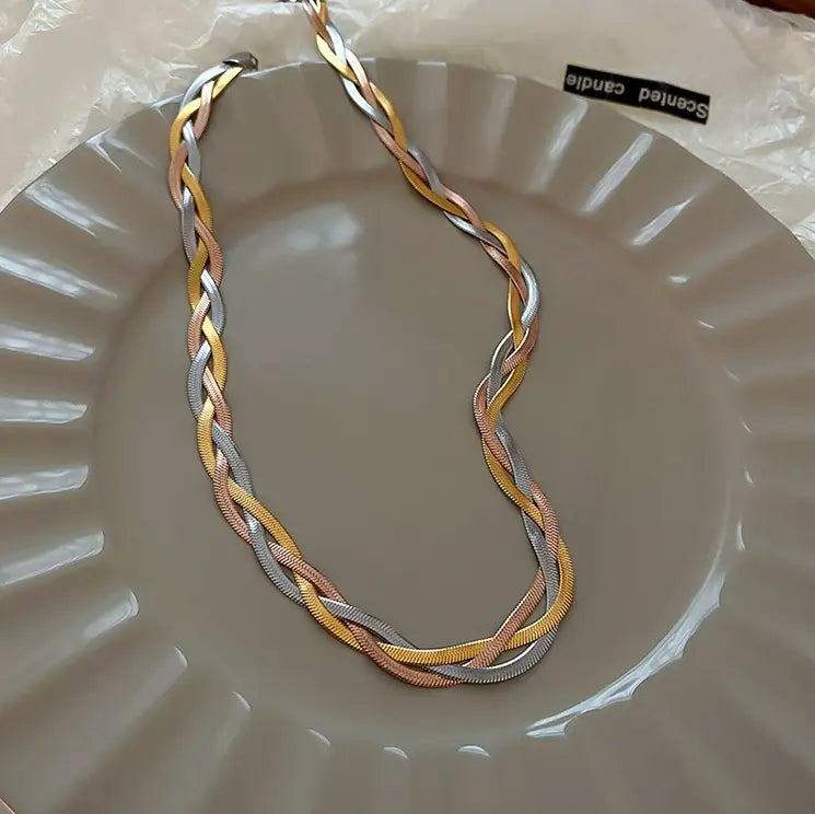 Collar trenzado dorado y plateado