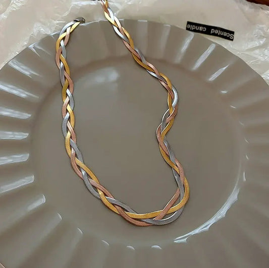 Collar trenzado dorado y plateado