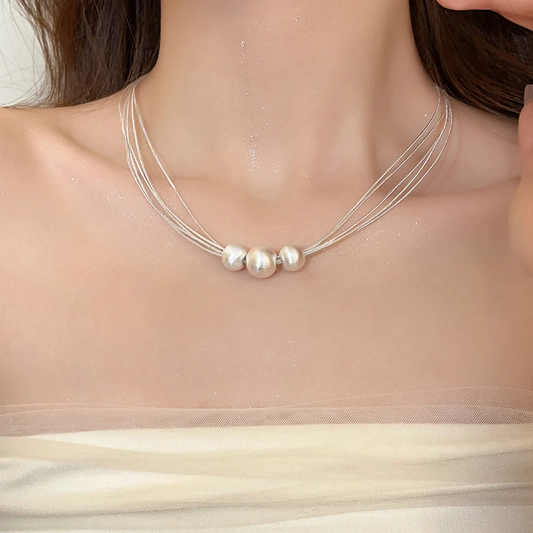 Collar de capas con perlas blancas