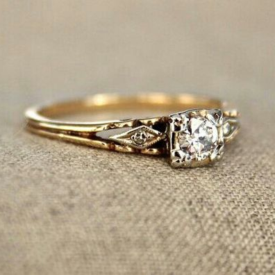 Anillo fino vintage dorado con circonitas