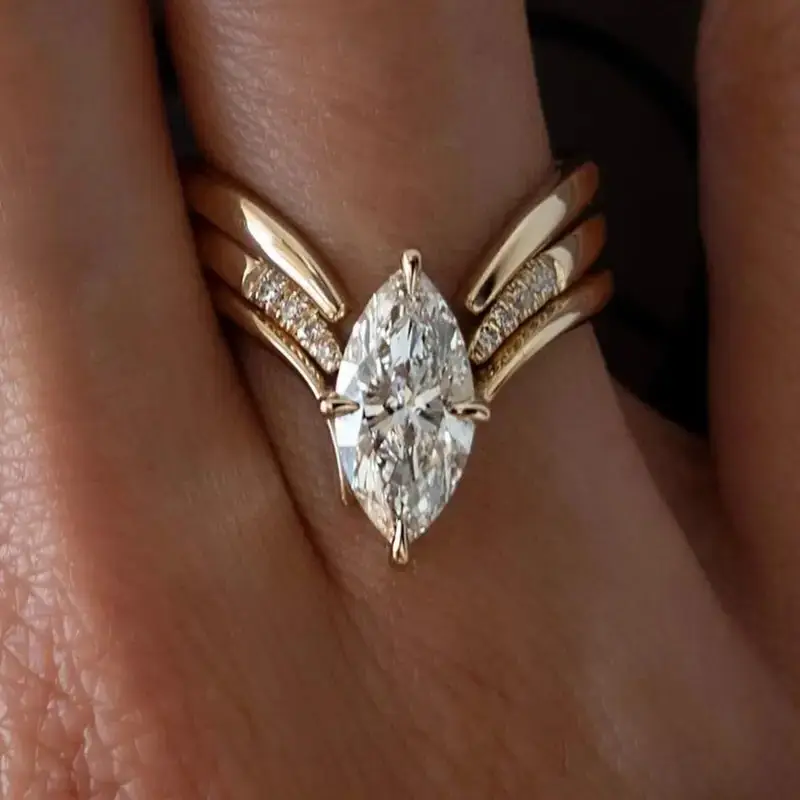 Anillo dorado con gota