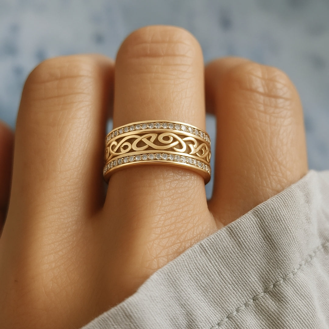 Anillo dorado calado