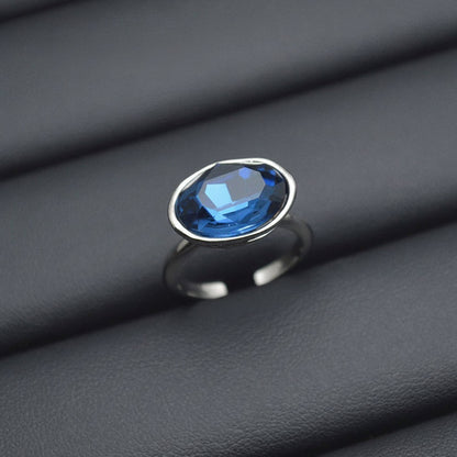 Anillo plateado con piedra azul ovalada