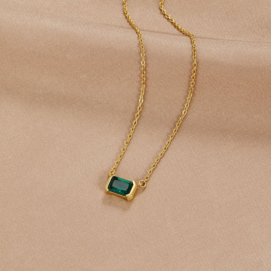 Collar fino con piedra verde