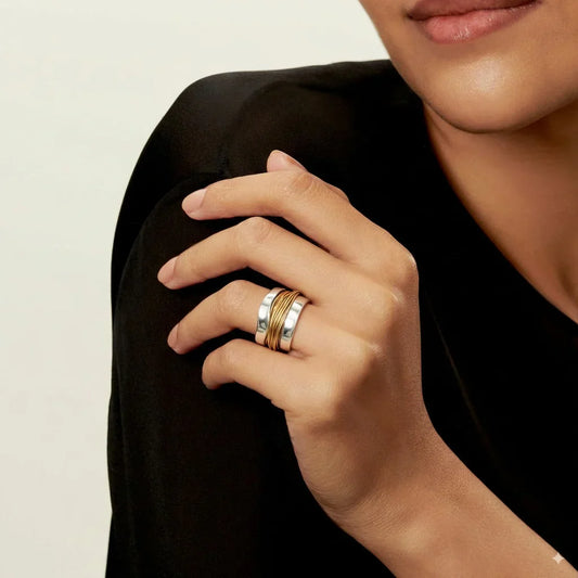 Anillo plateado con hilo dorado, vista 2