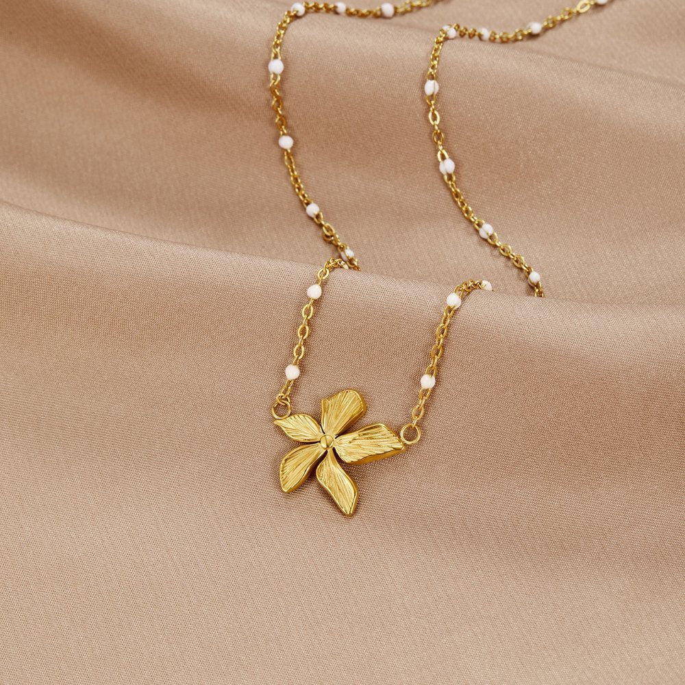 Collar dorado con flor