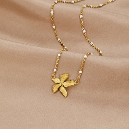 Collar dorado con flor