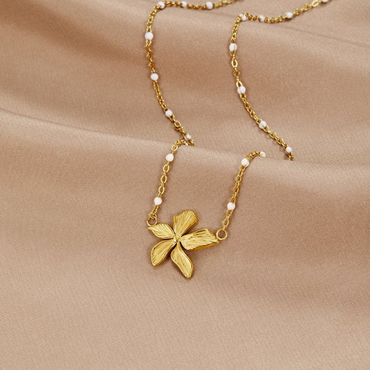 Collar dorado con flor