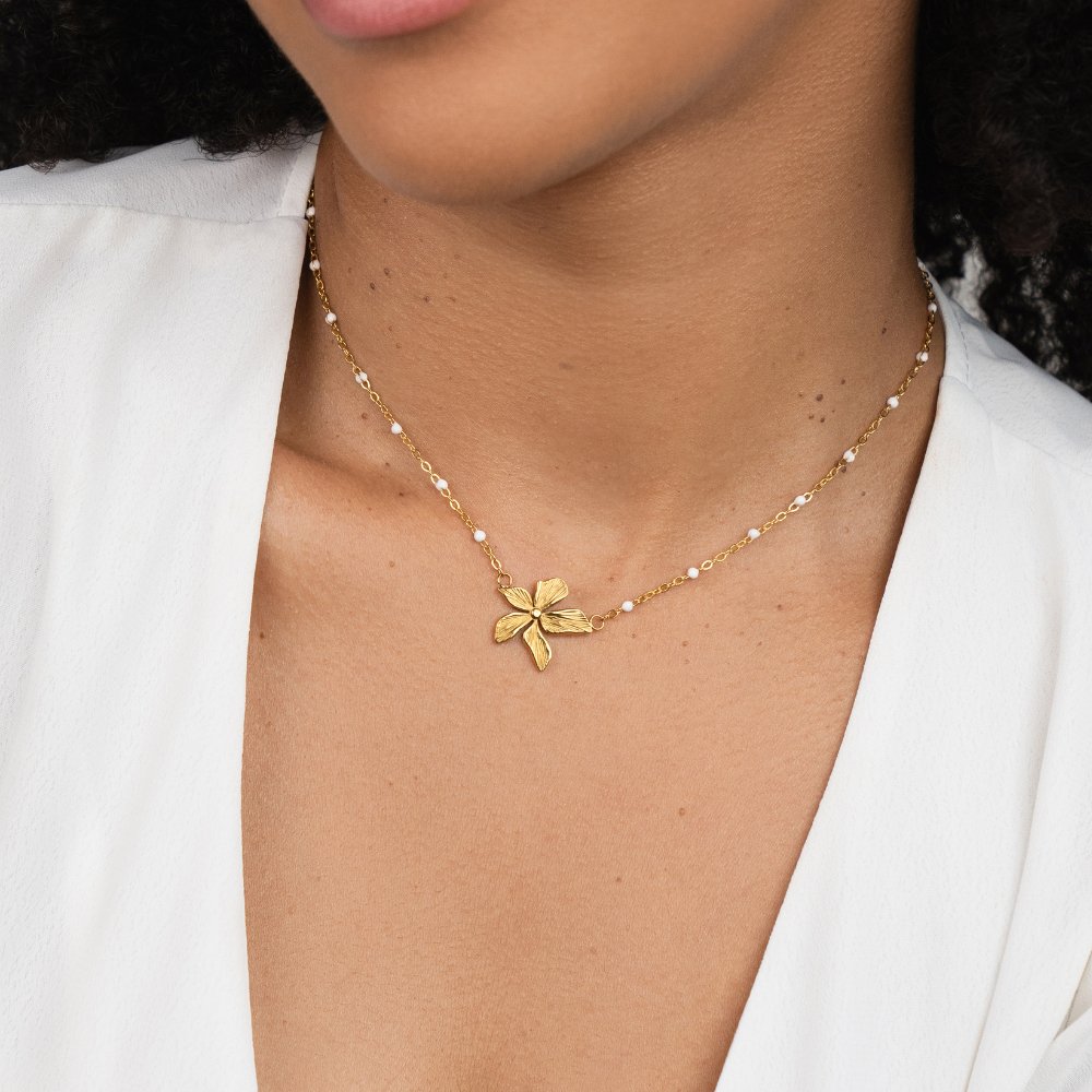Collar dorado con flor, vista 4