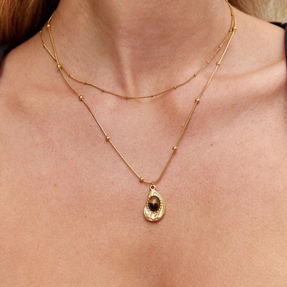 Collar dorado con piedra marrón, vista 2