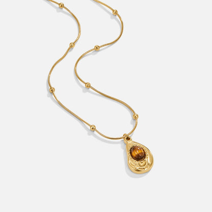 Collar dorado con piedra marrón