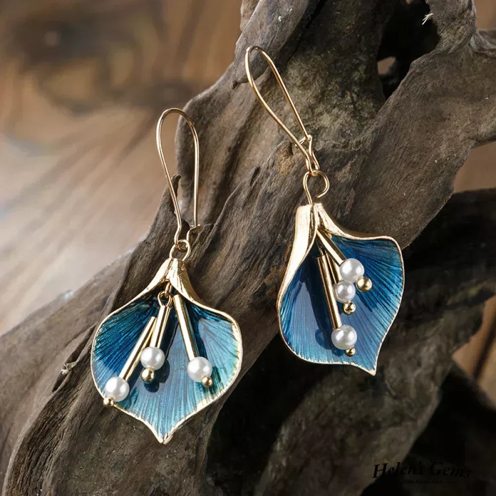 Pendientes largos dorados y azules con perlas