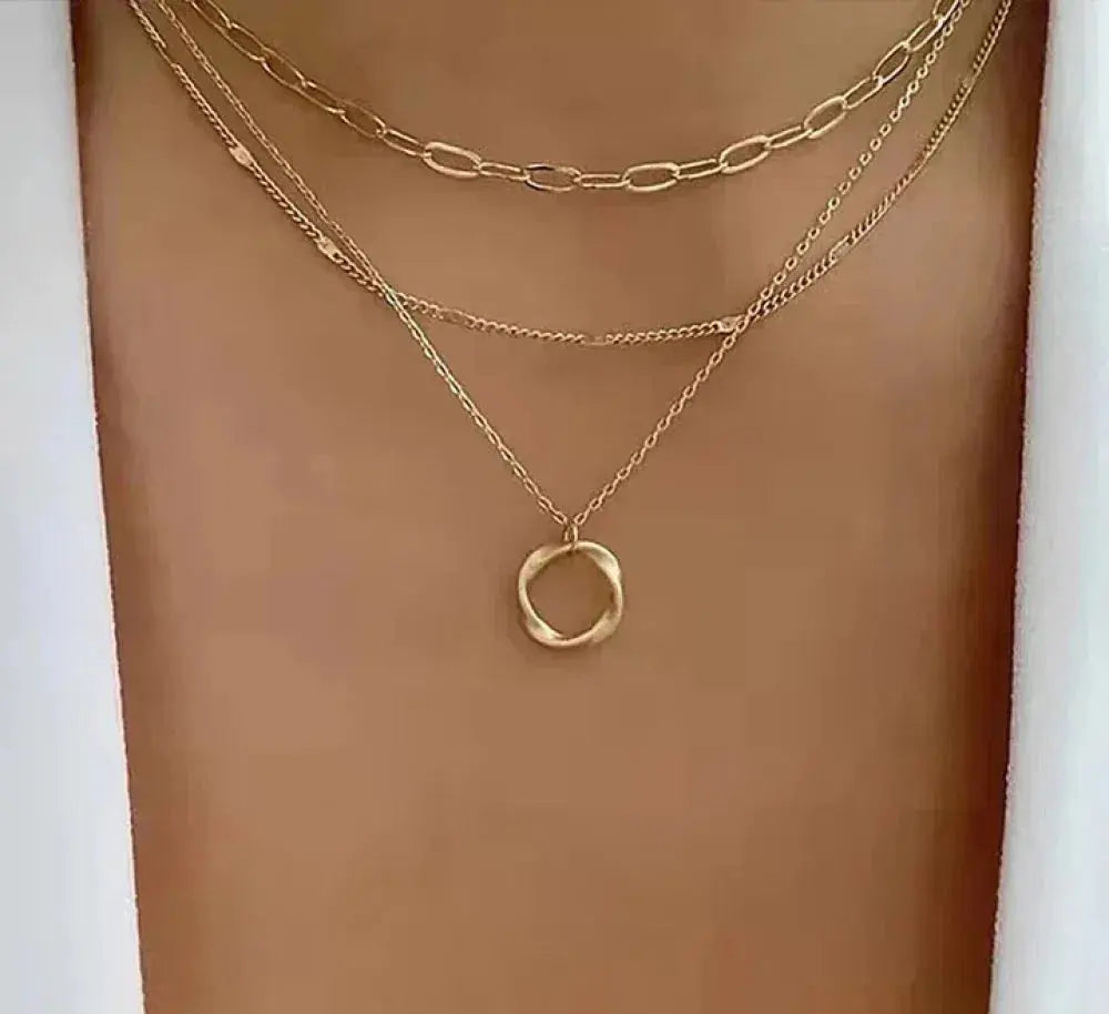 Collar dorado de capas con colgante