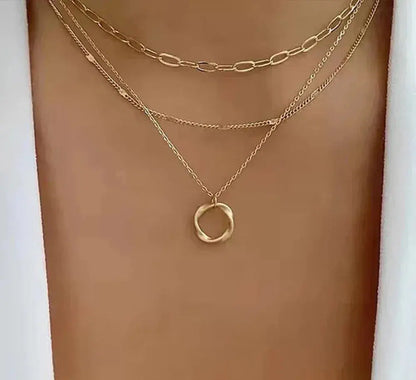 Collar dorado de capas con colgante