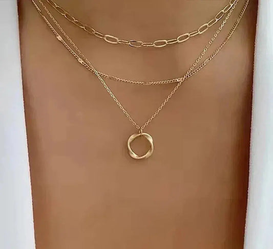 Collar dorado de capas con colgante