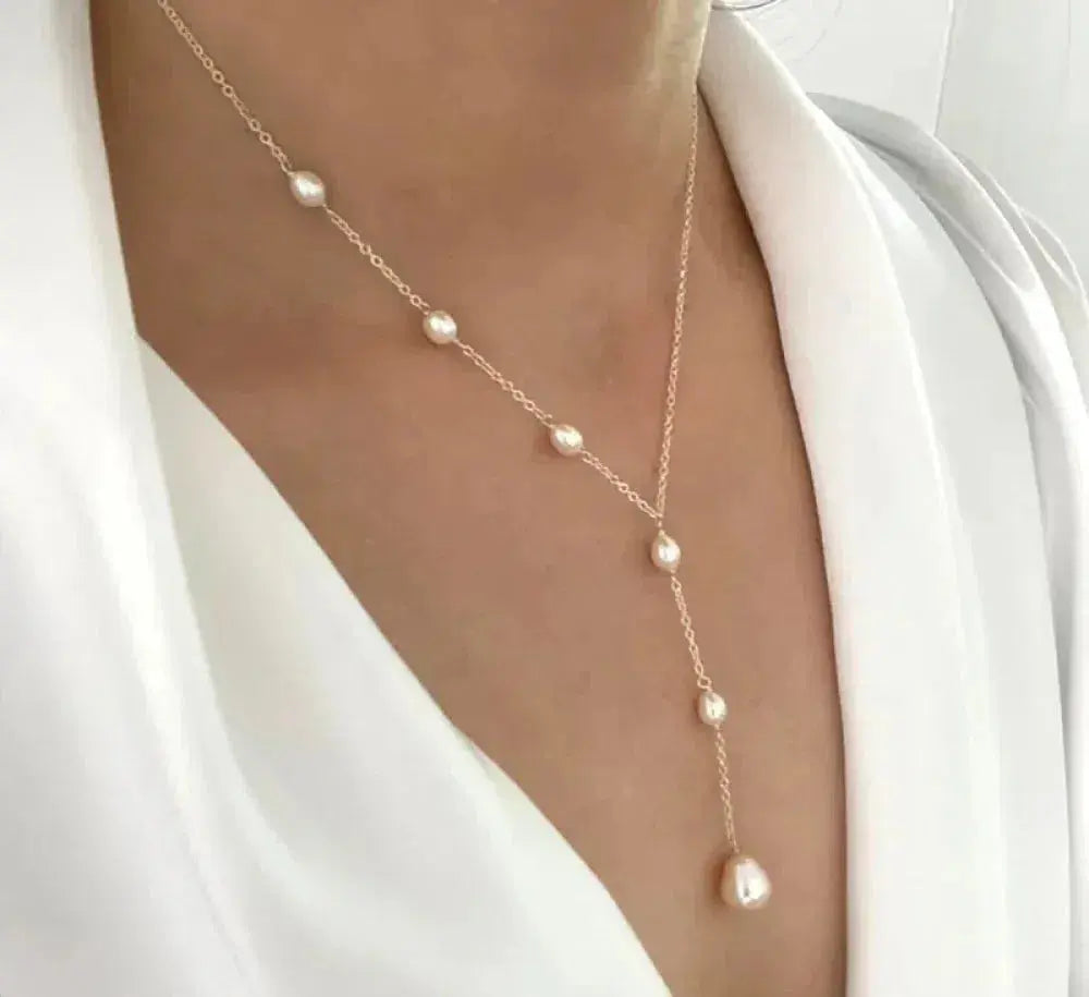 Collar vintage con colgante y perlas