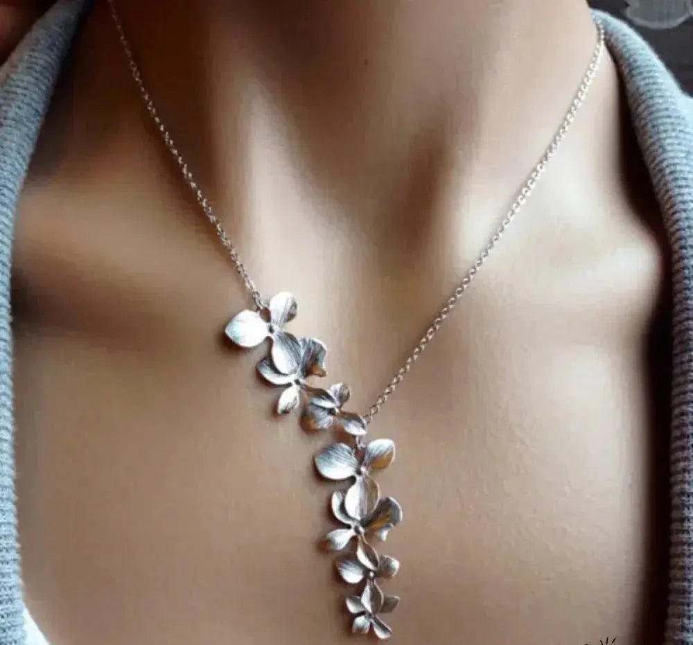 Collar plateado con colgante de flor