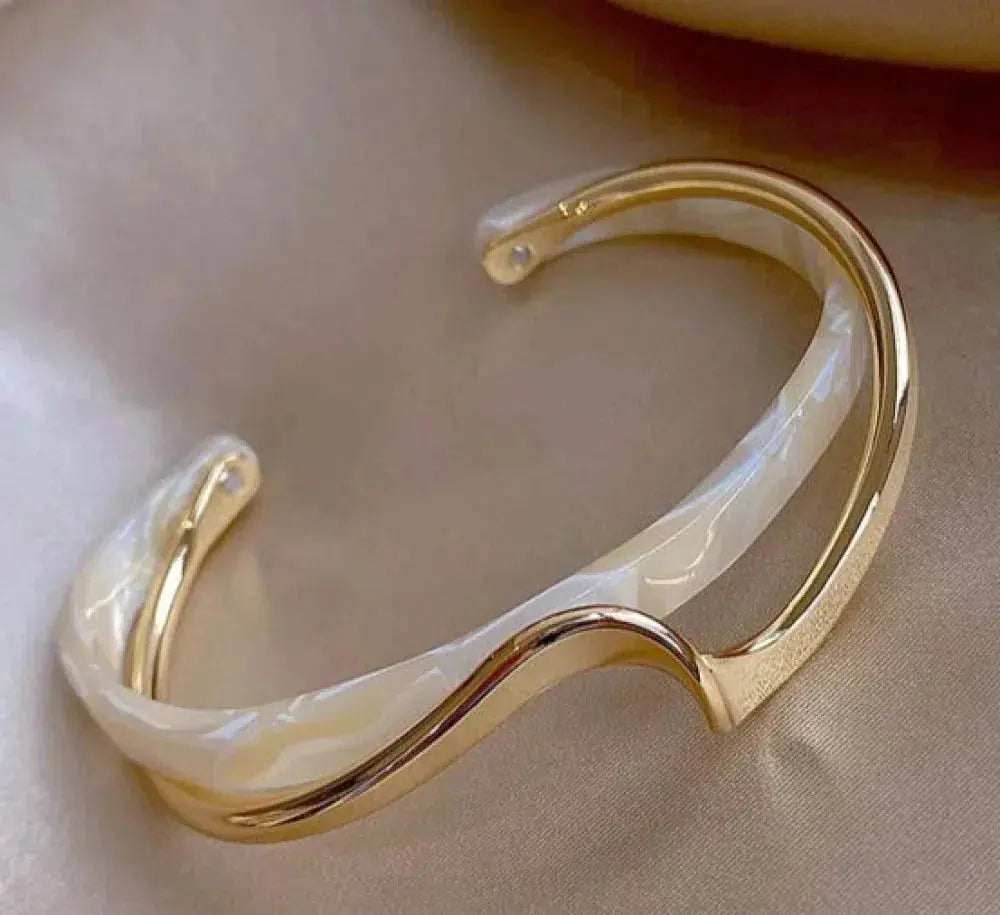 Pulsera dorada con piedra opalina blanca